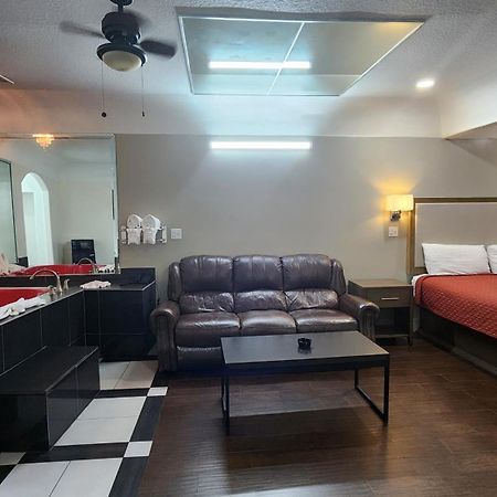 Scottish Inn & Suites Sam Houston Parkway Eksteriør billede