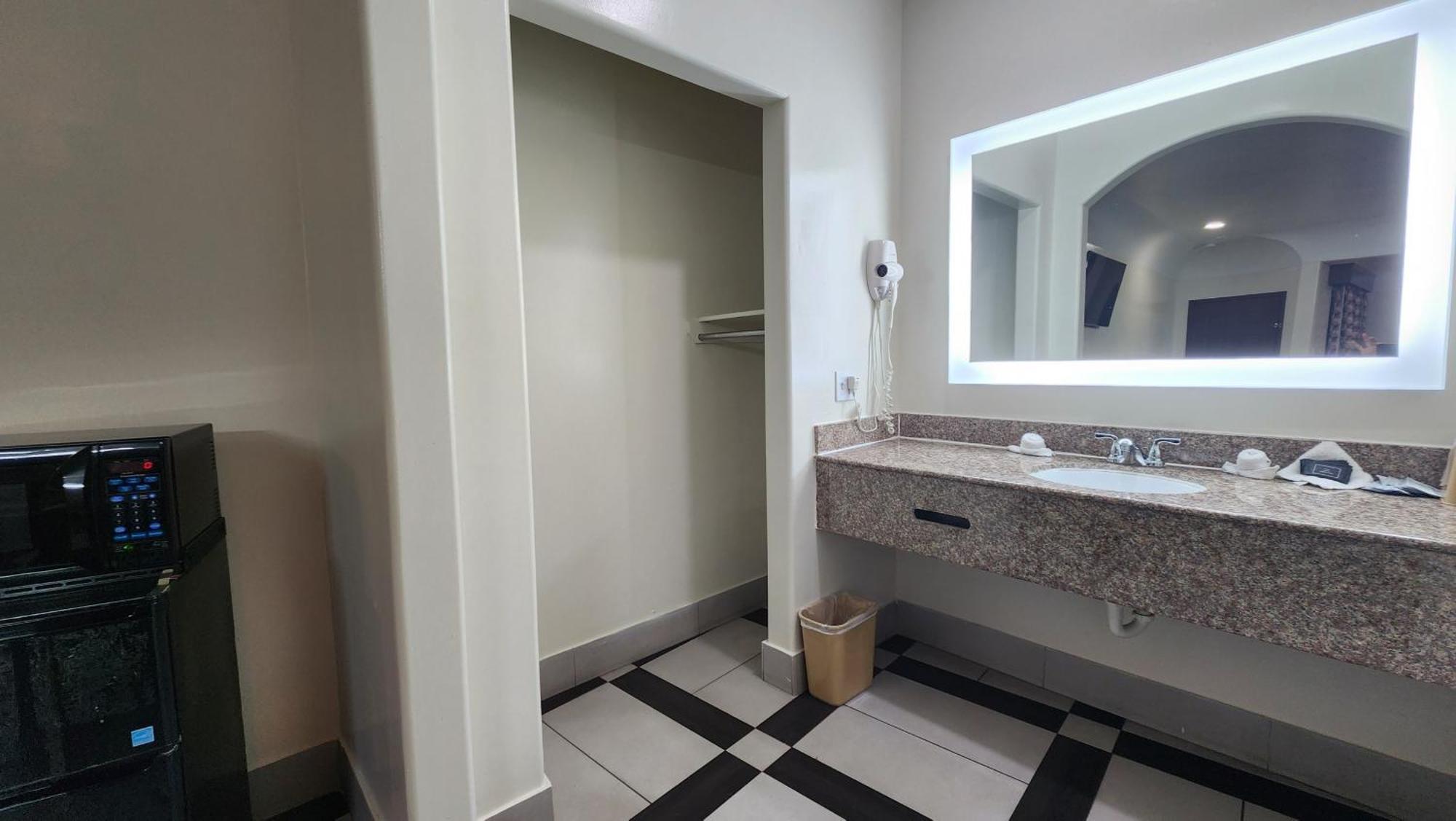 Scottish Inn & Suites Sam Houston Parkway Eksteriør billede