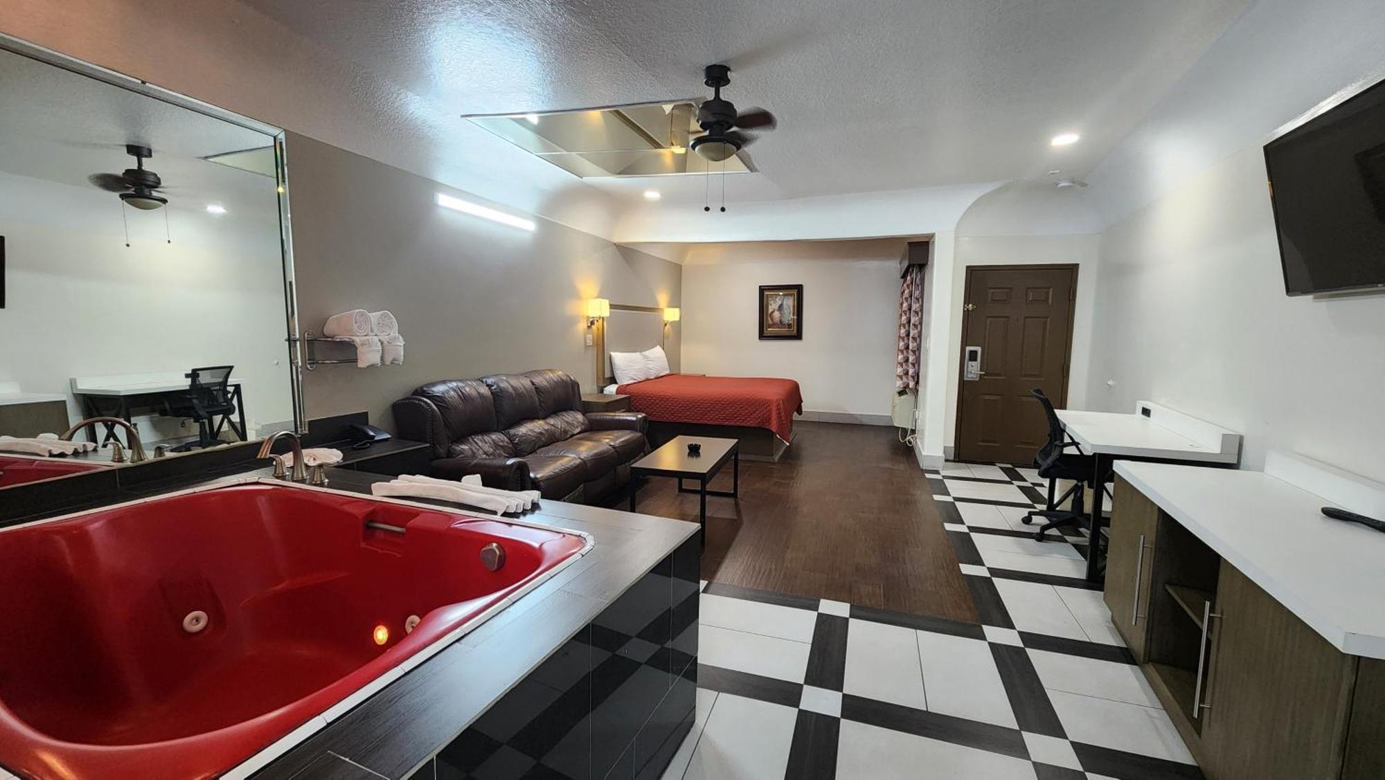 Scottish Inn & Suites Sam Houston Parkway Eksteriør billede