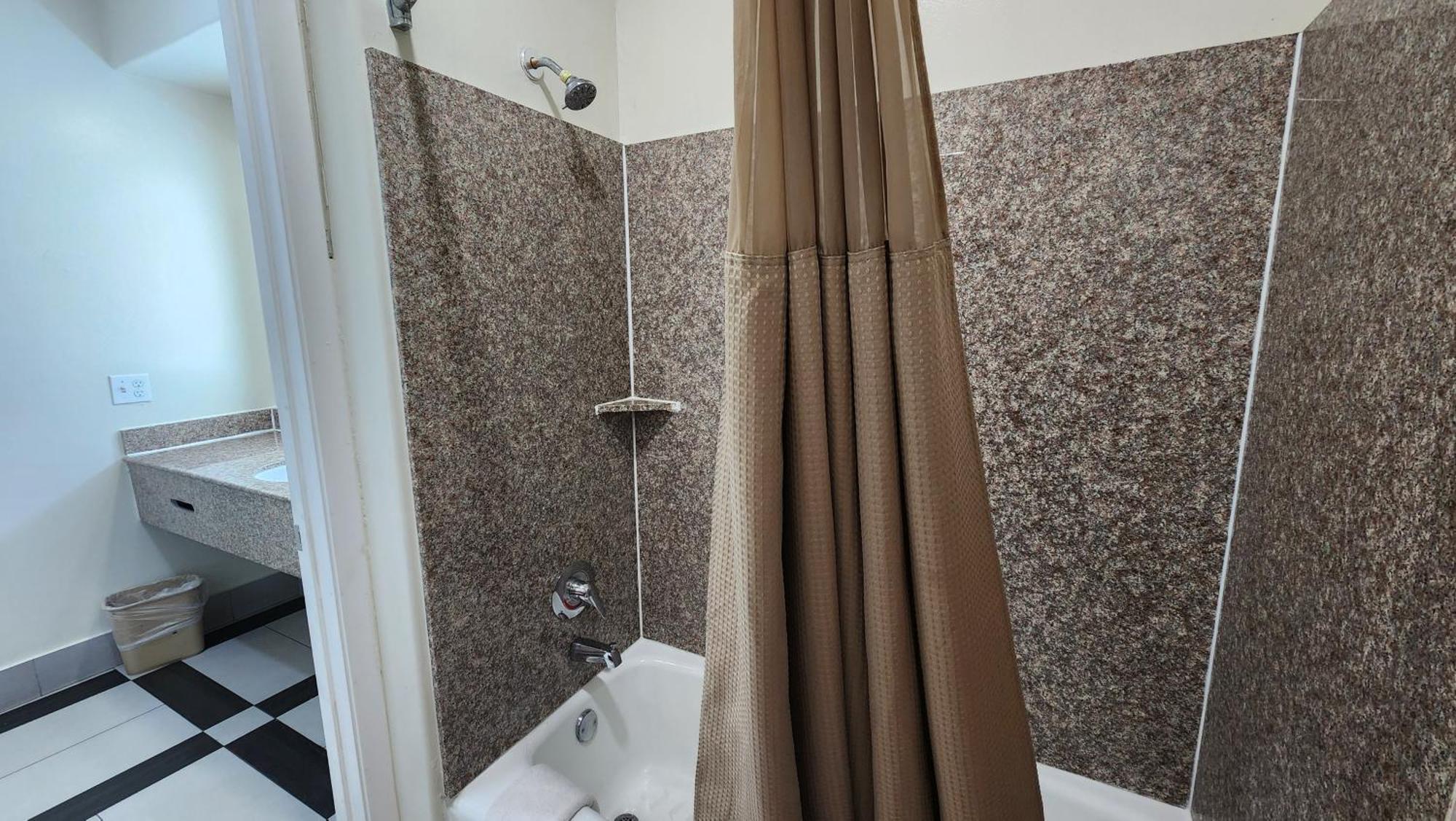 Scottish Inn & Suites Sam Houston Parkway Eksteriør billede