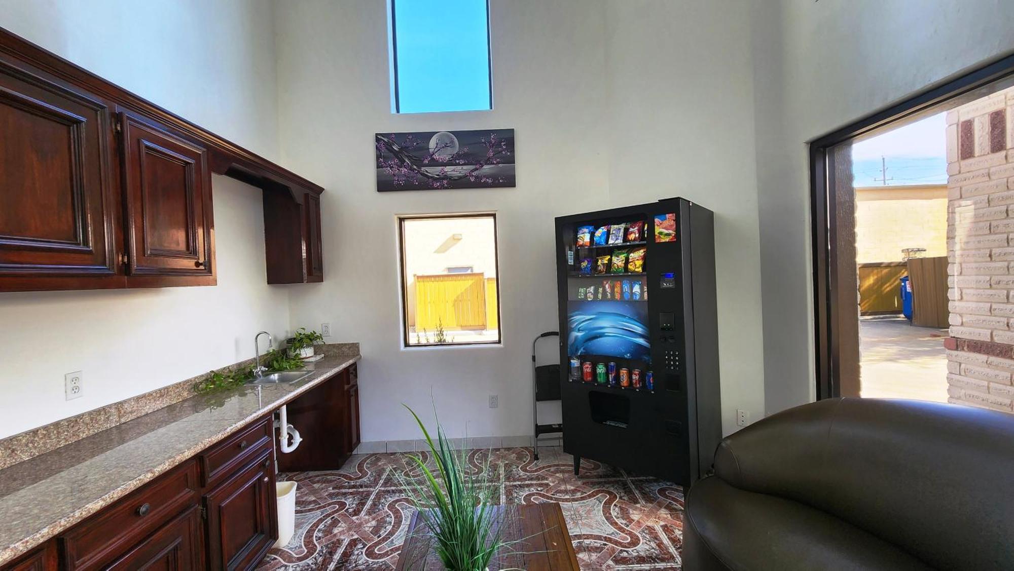 Scottish Inn & Suites Sam Houston Parkway Eksteriør billede