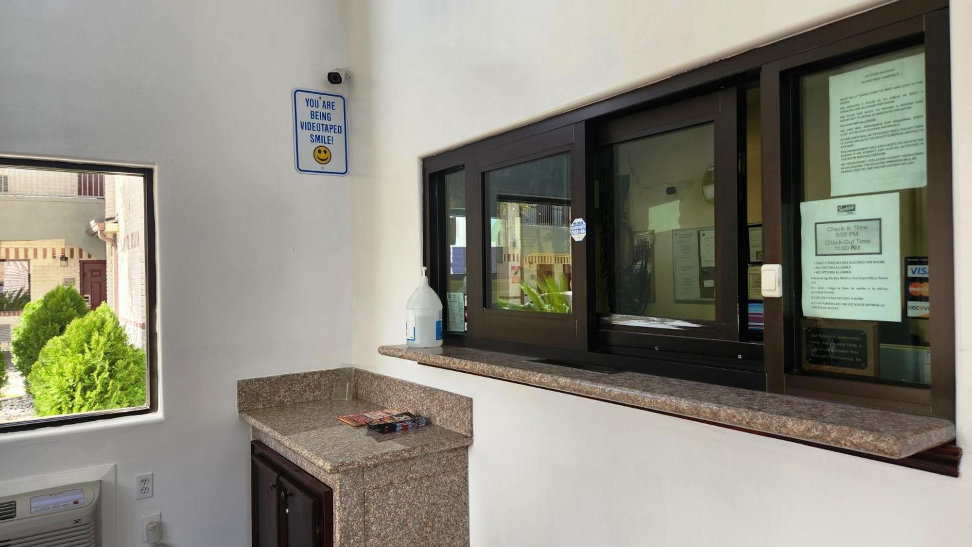 Scottish Inn & Suites Sam Houston Parkway Eksteriør billede