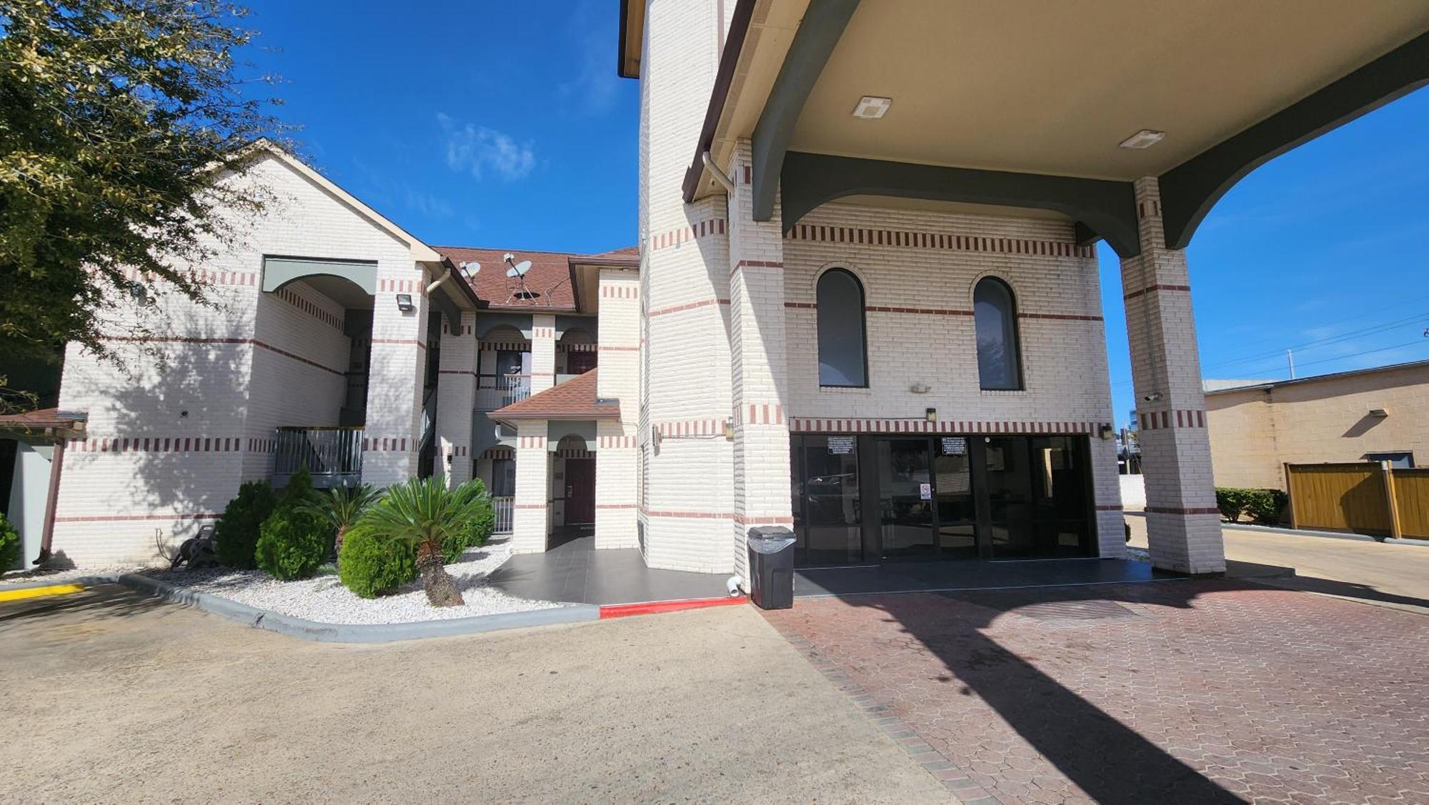 Scottish Inn & Suites Sam Houston Parkway Eksteriør billede
