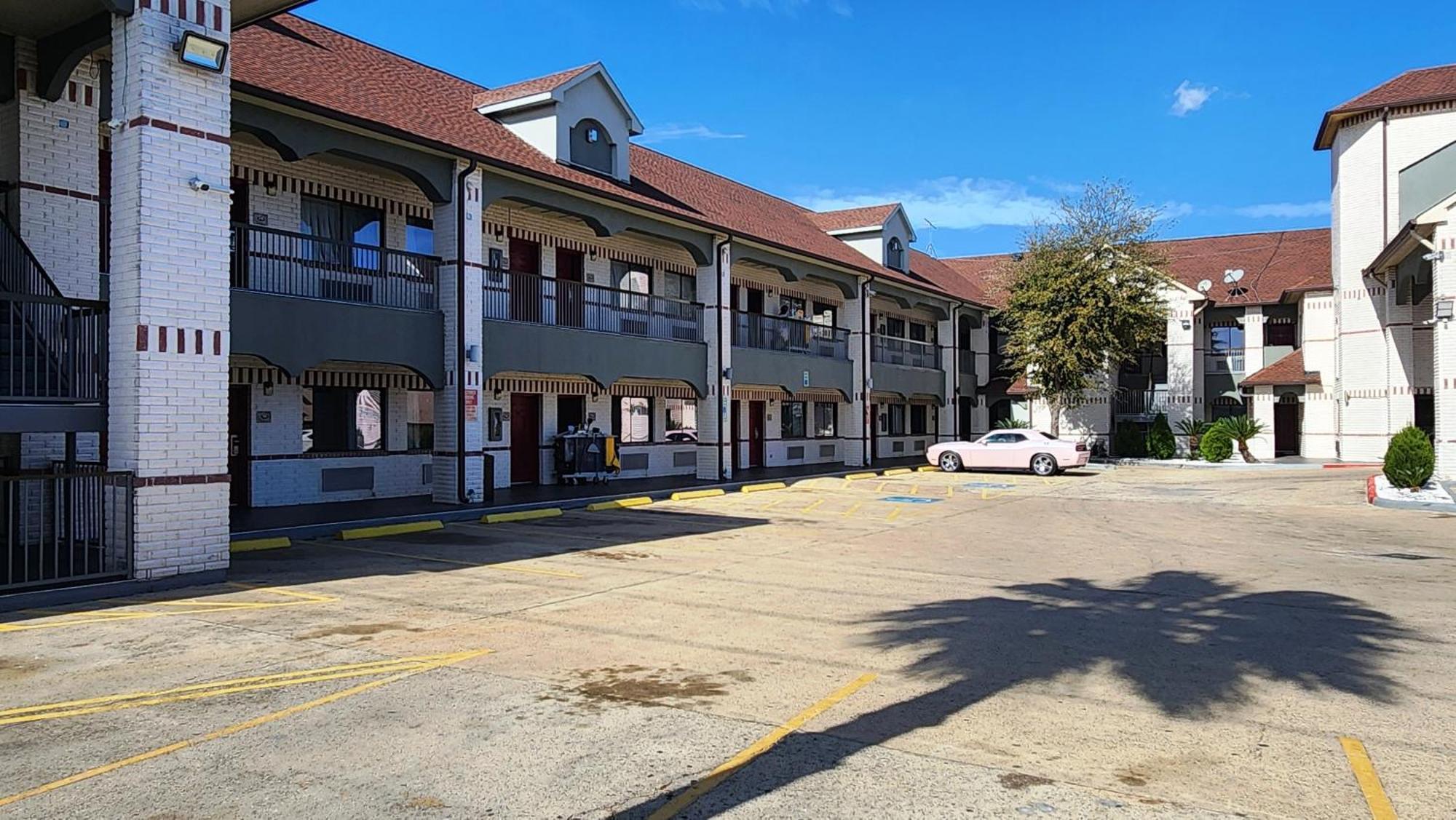 Scottish Inn & Suites Sam Houston Parkway Eksteriør billede